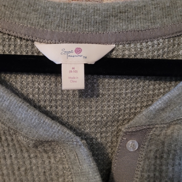 💥NWT Grey Vneck Waffle Top✨️ - Picture 10 of 11